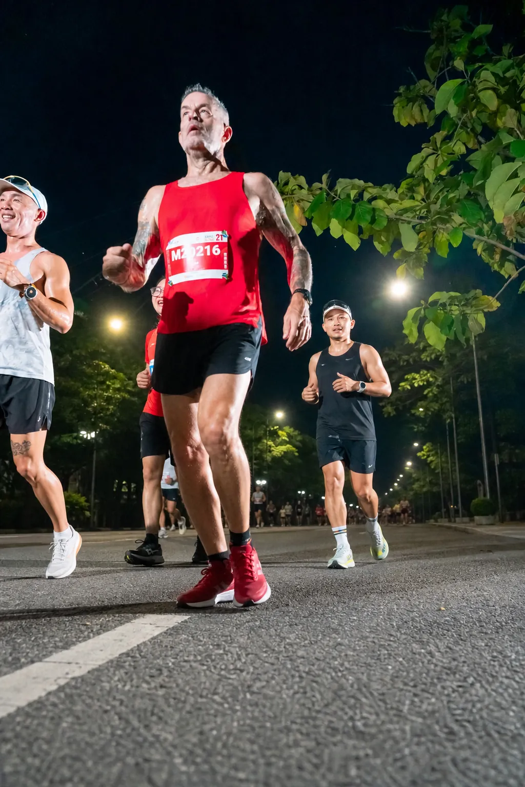Runner giving peace sign on Dinh Discovery Open trail